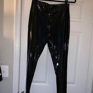 !NWT!PrettyLittleThing Vinyl Split Hem Skinny Pant